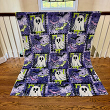 Load image into Gallery viewer, Blanket Halloween #22 - Purple Frame Ghosts