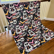 Load image into Gallery viewer, Blanket Halloween #21 - Reading Ghosts
