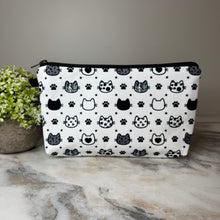 Load image into Gallery viewer, Pouch - Cats, Black &amp; White Heads

